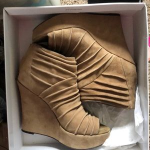 Steve Madden Wesscot Taupe Suede wedges